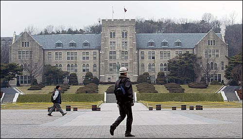  고려대학교 본관 전경.